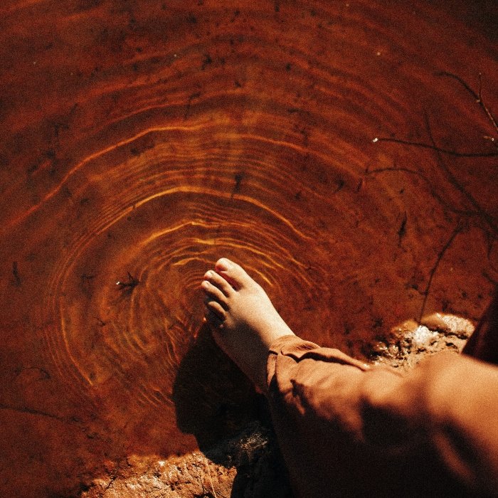 Sensações, EP da paulista Josie, mistura brasilidades e vibes ligadas a estilos como post rock, dream pop e synthpop em uma viagem existencial da Confusão à Luz.