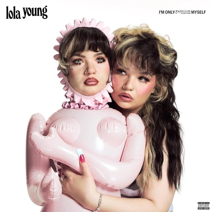 Com I'm only fucking myself, Lola Young afronta o puritanismo pop com um disco caótico e confessional, misturando gêneros, rehab, sexo e desilusões num pop tão irregular quanto intrigante.