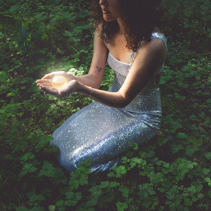 Paitra mistura folk e soft rock 70s em Universal feeling, EP nostálgico e imagético, entre Fleetwood Mac, country rock, pop folk e sombras à la Stevie Nicks.