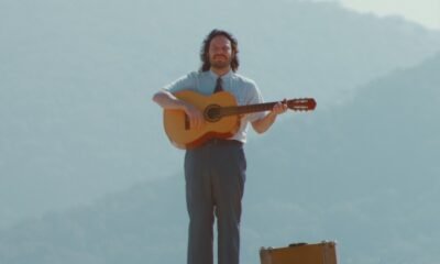 Teago Oliveira mistura folk, rock e brasilidades em Canções do velho mundo, um álbum orgânico e emotivo que revisita histórias, estilos e afetos.