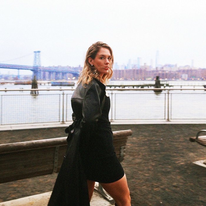 Eletropop oitentista e soft rock: Girl in a bottle, disco de Anna Of The North, traz charme, um hit vaporoso e letras (às vezes bem ingênuas) sobre amores descartáveis.