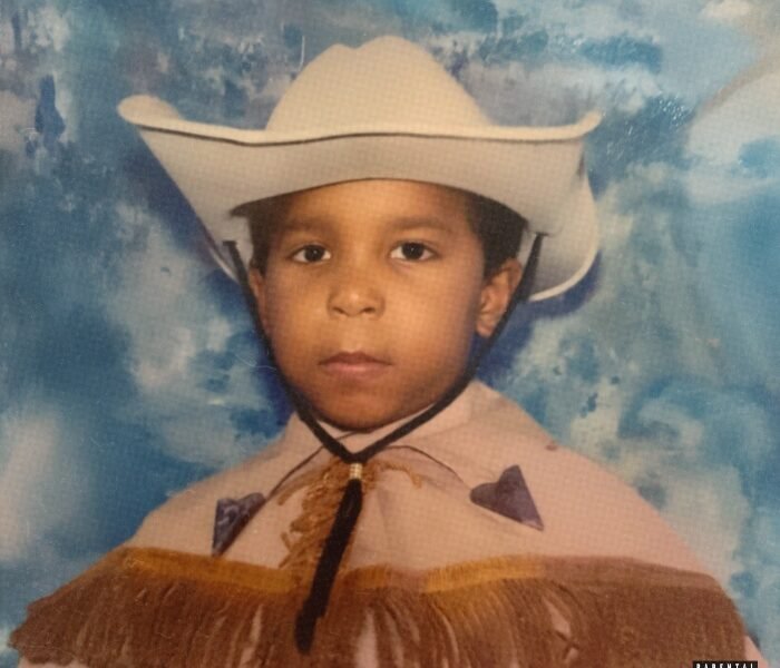 Guimarães mistura pop, maracatu, rock e black music em EP lo-fi, caseiro e eclético, que vai do darkwave ao dream pop jazz.