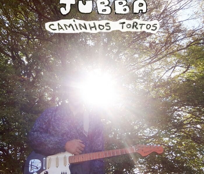 Jubba estreia com o EP Caminhos tortos, lo-fi e shoegaze à la Mac deMarco e DIIV, transformando inquietações em canções deprês e sensíveis.