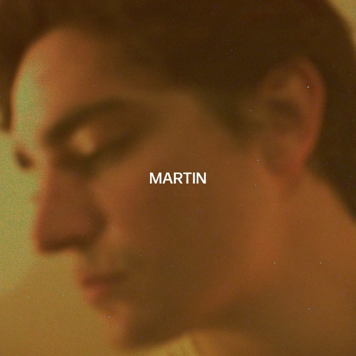 Martin estreia com Nossa memória: pop adulto de viés 80s/MPB, solar e delicado, entre soul, bossa e baladas intimistas bem cuidadas.