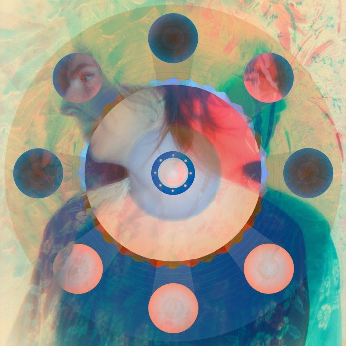 Saints and aliens é pop meditativo de Sis and The Lower Wisdom: folk, jazz e psicodelia guiados por baixo e piano, em travessia espiritual.