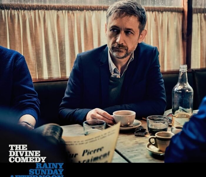 Novo disco do The Divine Comedy, Rainy sunday afternoon, mistura tristeza e beleza em art/chamber pop orquestral, com Neil Hannon refletindo meia-idade, perdas e amor.