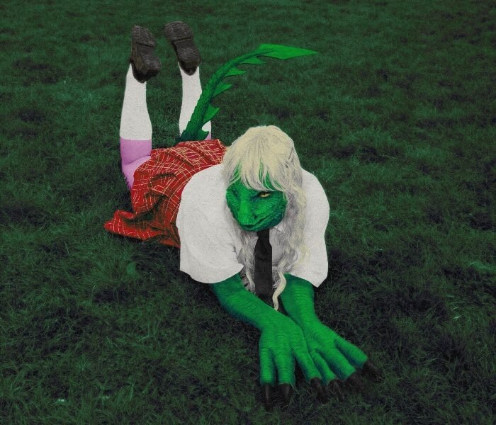 Projeto solo da francesa Vera Daisies mistura punk e garage com gótico, tecnopop e dream pop, letras deprê e riffs distorcidos no EP Clever girl.