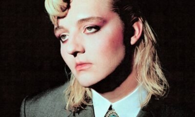 Vienna Vienna mistura punk, glam e synth oitentista em EP confessional sobre redes sociais, solidão e excessos, com energia pop/art rock e olhar queer.