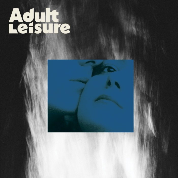 Adult Leisure mistura pós-punk 1980s e indie 2000s com guitarras pesadas. Estreia flerta com Cure, power pop e melancolia.
