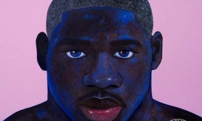 Em Hasos, Baco Exu do Blues transforma o rap em sessão de terapia: duelo interno, racismo, amor e solidão, com beats discretos e soul, blues, pop.