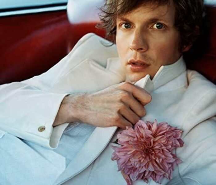 Beck troca o experimental ruidoso por melodias românticas em Everybody’s gotta learn sometime, disco de covers que soa como mixtape encantadora.