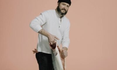 Bon Iver lança Volumes: One com 10 registros ao vivo (2019–2023), escolhidos por Vernon como nova porta de entrada à banda.