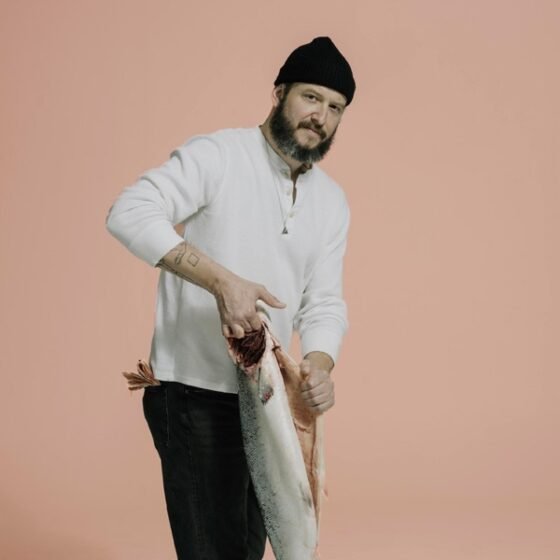 Bon Iver lança Volumes: One com 10 registros ao vivo (2019–2023), escolhidos por Vernon como nova porta de entrada à banda.