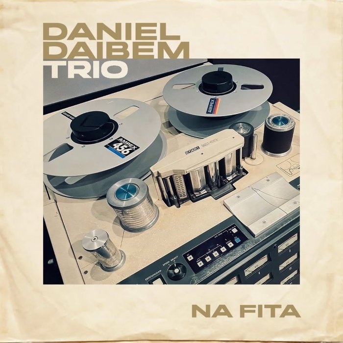 Daniel Daibem une jazz, rock e funk em Na fita, EP ágil e virtuoso: trio afiado, grooves à la Meters, R&B de garagem e ijexá.