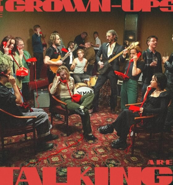 Demob Happy mergulha no stoner em The grown-ups are talking: peso, glam e ecos de Them Crooked Vultures, com letras sobre maturidade e masculinidade tóxica.