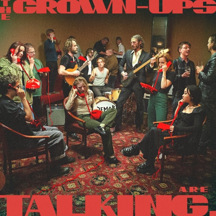 Demob Happy mergulha no stoner em The grown-ups are talking: peso, glam e ecos de Them Crooked Vultures, com letras sobre maturidade e masculinidade tóxica.