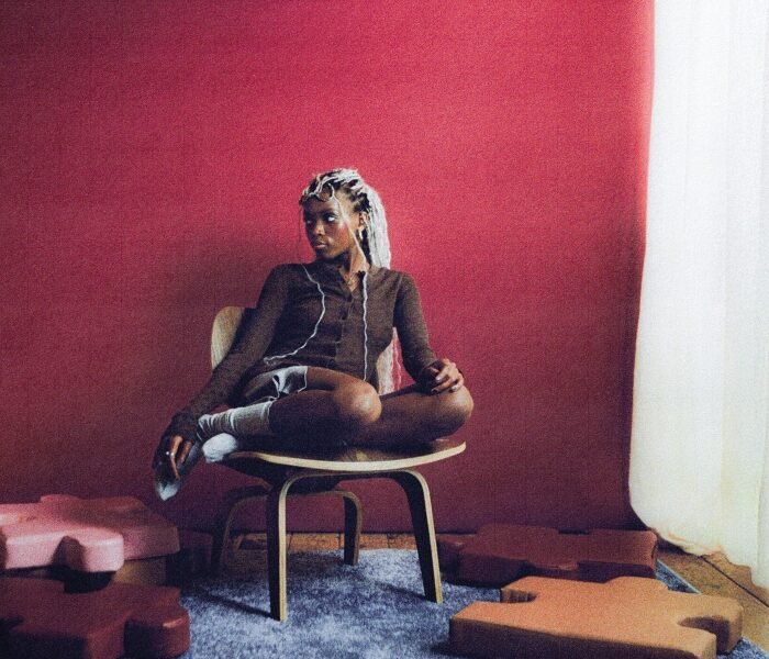 Em Describe, Hannah Jadagu mistura shoegaze, soul e folk com psicodelia e bedroom pop; letras íntimas encaram o amor como peso e refúgio.