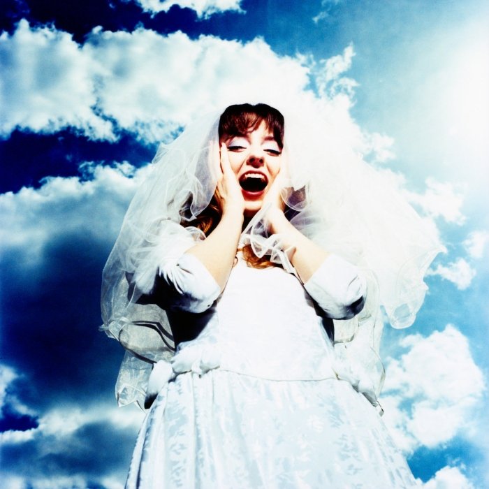 Entre luto e descobertas, Jenny On Holiday estreia com synthpop e dream pop oitentista em Quicksand heart, disco íntimo sobre vulnerabilidade e prazer.