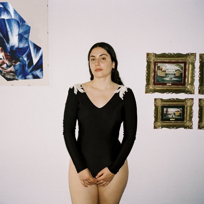 No álbum Dream life, Marta Del Grandi mistura memórias, política e fantasia num pop sofisticado entre dream pop, folk e ambient, com voz em primeiro plano.