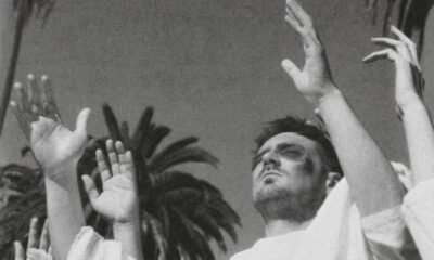 Em God save the gun, Militarie Gun mistura punk, pós-punk e britpop para ironizar fé, vícios e promessas fáceis de salvação.