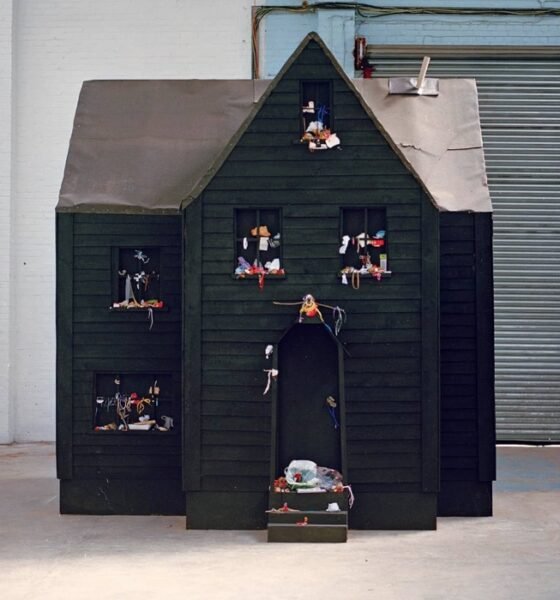 NewDad deixa o shoegaze flertar com o pós-punk em Altar, disco denso, pesad e melancólico sobre perdas, traumas e aprendizado cotidiano.