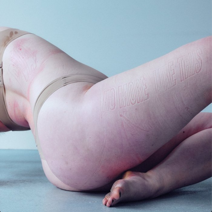 PVA mistura trip hop, pós-punk e ambient em No more like this: beats imprevisíveis, voz falada de Ella, letras queer: corpo, transição, desejo.