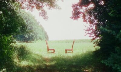 Ratboys mistura indie e alt-country em Singin’ to an empty chair: terapia Gestalt, memórias familiares e dor transformam-se em canções ruidosas e delicada.