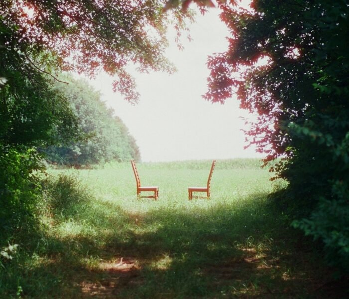 Ratboys mistura indie e alt-country em Singin’ to an empty chair: terapia Gestalt, memórias familiares e dor transformam-se em canções ruidosas e delicadas.