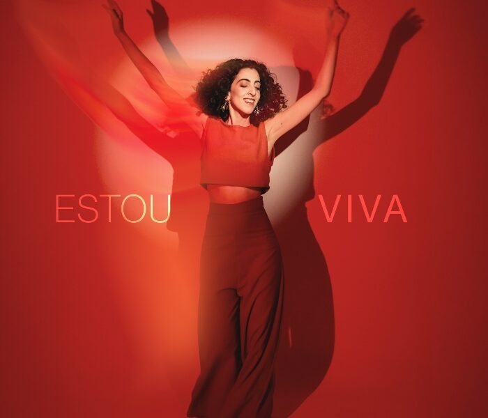 Samira Chamma mistura samba, rock e MPB em Estou viva: letras confessionais, ecos de Raul Seixas e Beatles, e arranjos que vão do forró ao blues.