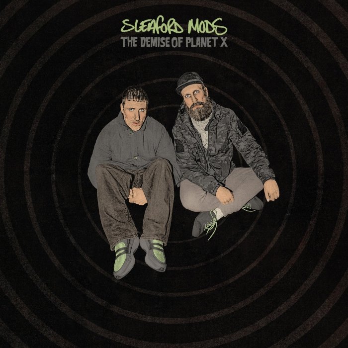 The demise of Planet X traz o Sleaford Mods na onda do minimalismo, com falas raivosas e crítica às redes e às elites. Crônica seca de um mundo cansado e sem catarse.