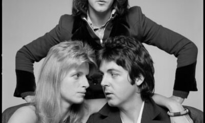 Denny Laine (em cima), Linda e Paul McCartney, em foto de Clive Arrowstone / MPL Communications