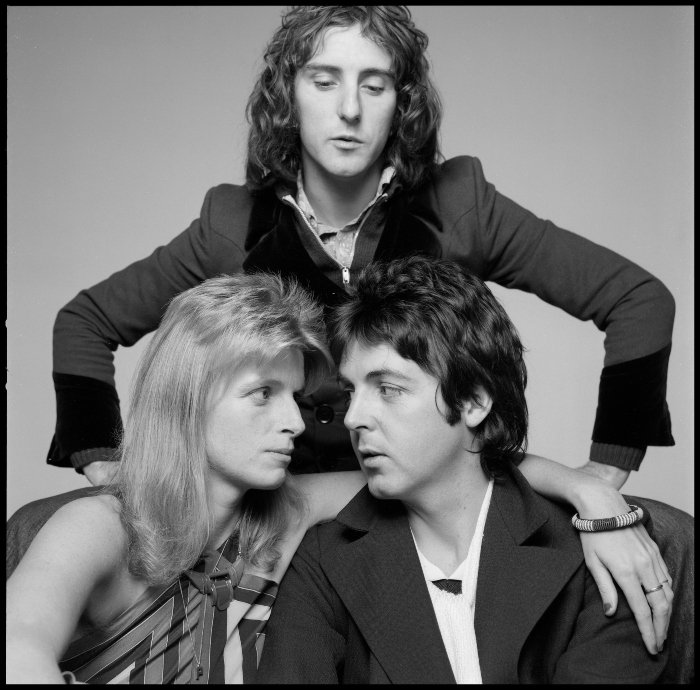 Denny Laine (em cima), Linda e Paul McCartney, em foto de Clive Arrowstone / MPL Communications