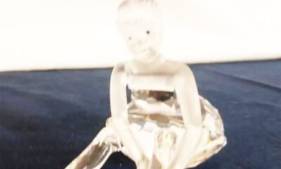 Victoryland, projeto de Julian McCamman, mistura demos caseiras e estúdio em My heart is a room with no cameras in it: loops, pós-punk e power pop para canções românticas inquietas.