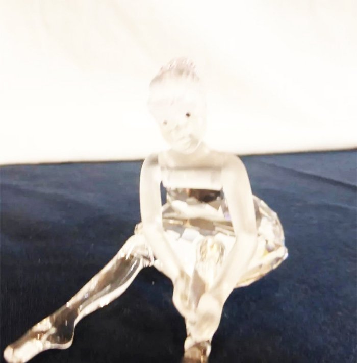 Victoryland, projeto de Julian McCamman, mistura demos caseiras e estúdio em My heart is a room with no cameras in it: loops, pós-punk e power pop para canções românticas inquietas.