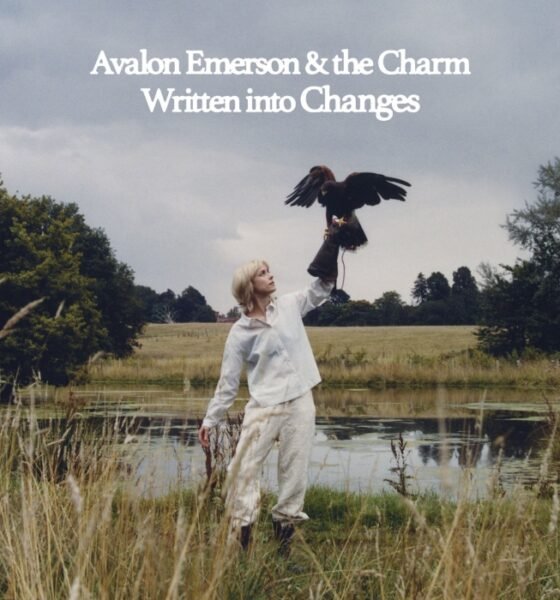 Avalon Emerson mistura eletrônico, folk e confissão em Written into changes, unindo climas de The Rapture e Ladytron a vibes de soft rock, com dor e delicadeza.