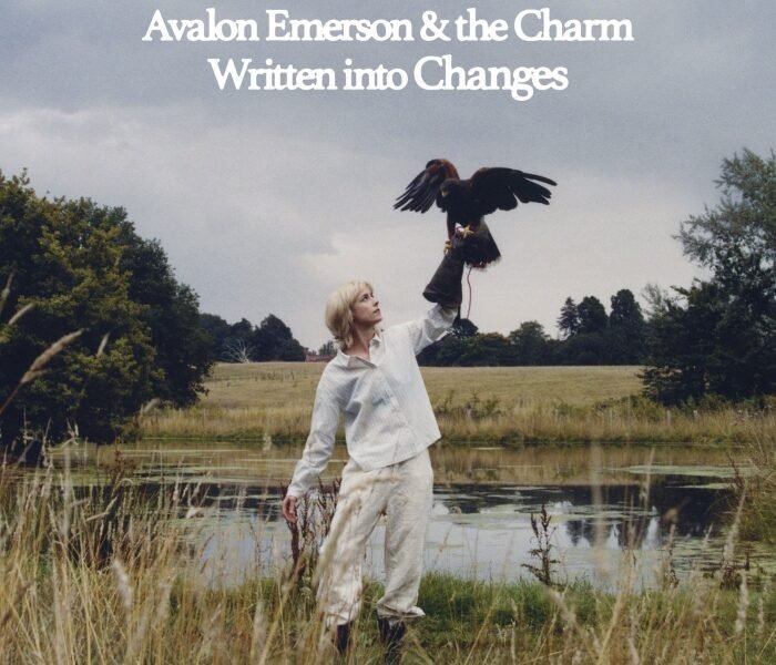 Avalon Emerson mistura eletrônico, folk e confissão em Written into changes, unindo climas de The Rapture e Ladytron a vibes de soft rock, com dor e delicadeza.