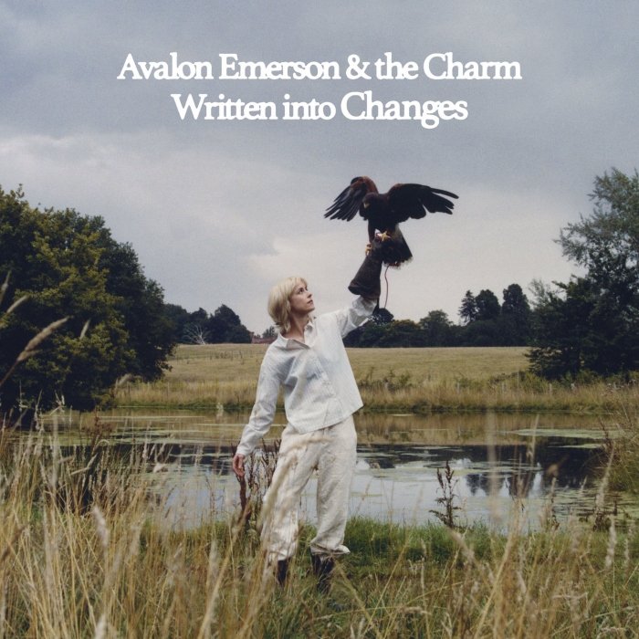 Avalon Emerson mistura eletrônico, folk e confissão em Written into changes, unindo climas de The Rapture e Ladytron a vibes de soft rock, com dor e delicadeza.
