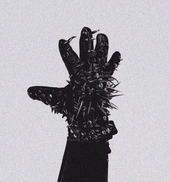 Chalk mistura punk e eletrônica com peso e melodia em Crystalpunk, indo do industrial ao pop e trocando o niilismo por autodescoberta e confronto.