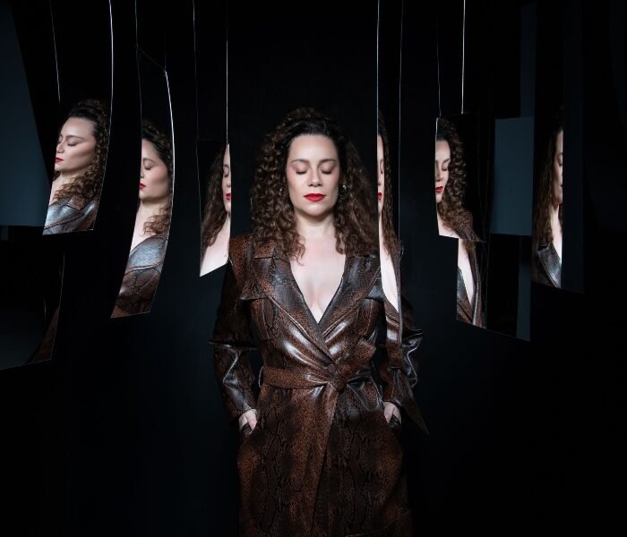 Em Corpo coral, Monica Casagrande revisita clássicos femininos em disco audiovisual intimista, entre jazz e rock, com versões pessoais e clima existencial.