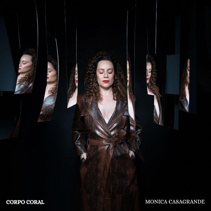 Em Corpo coral, Monica Casagrande revisita clássicos femininos em disco audiovisual intimista, entre jazz e rock, com versões pessoais e clima existencial.