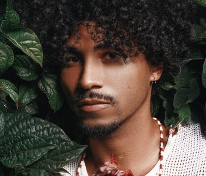 Ivyo mistura beats eletrônicos e ritmos afro-baianos em disco que cruza tradição, pista e MPB, com participações e clima de pesquisa sonora.