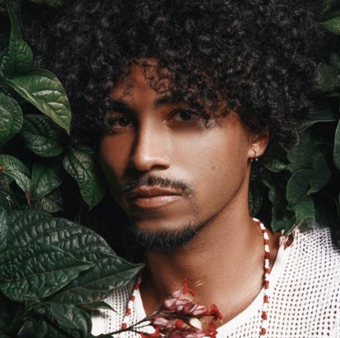 Ivyo mistura beats eletrônicos e ritmos afro-baianos em disco que cruza tradição, pista e MPB, com participações e clima de pesquisa sonora.