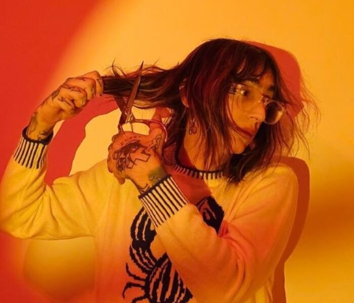 Juvi transforma vivências em disco autoral e íntimo, entre psicodelia, vinhetas, experimentos e alguns trechos dispersos, além de ótimas guitarras. 