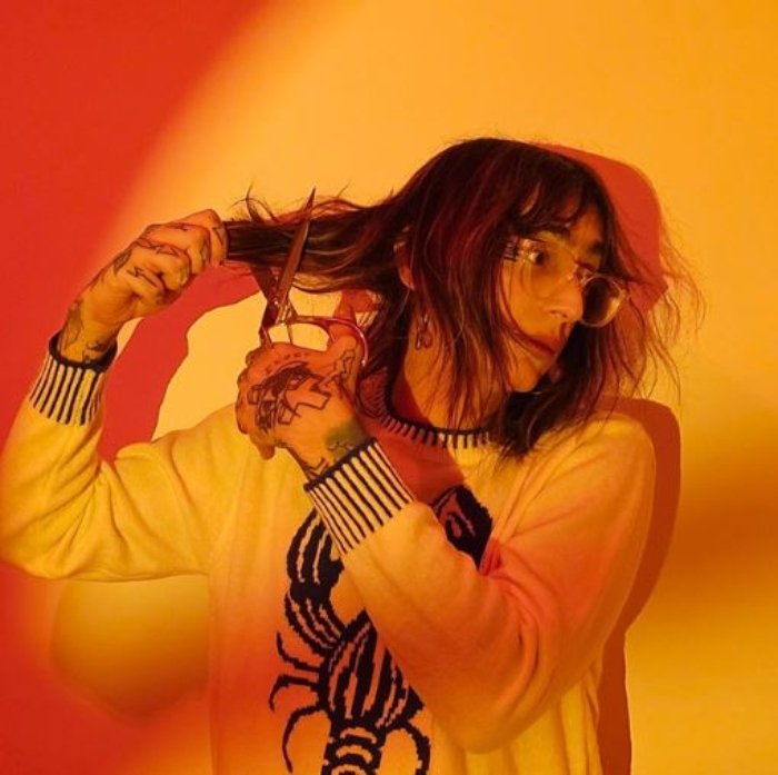 Juvi transforma vivências em disco autoral e íntimo, entre psicodelia, vinhetas, experimentos e alguns trechos dispersos, além de ótimas guitarras. 