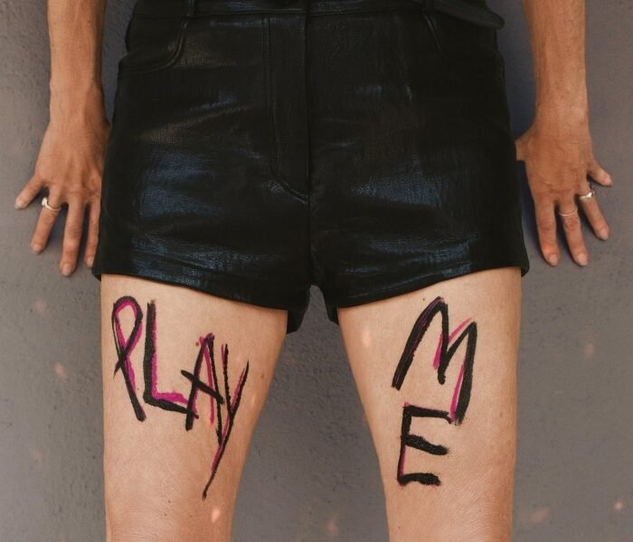 Em Play me, Kim Gordon mistura punk, rap estranho e ruído para tempos de IA e Trump, num disco curto, cru e feito para ouvir bem alto.