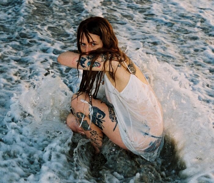 Em Heaven 2, Lala Lala une alt-pop e dream pop introspectivo. Disco alterna bons momentos e climas melancólicos, com letras abertas a interpretação.