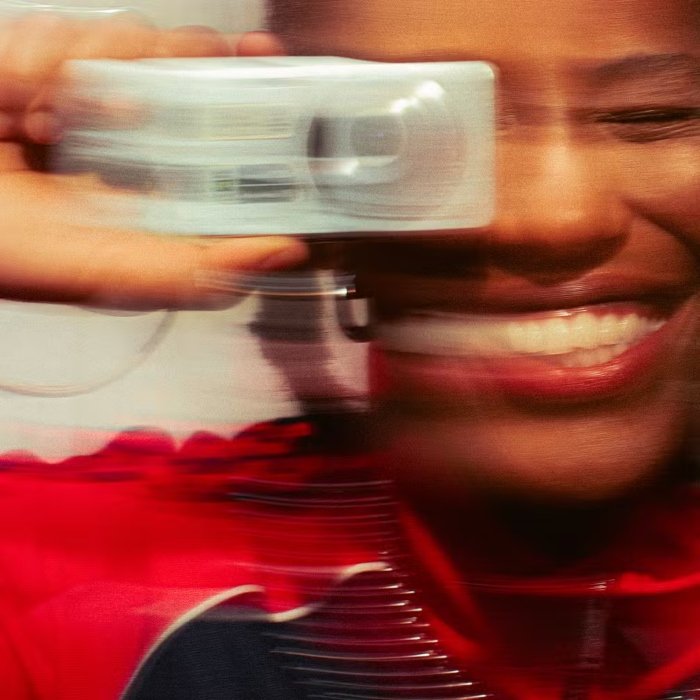 Em Bem vindos de volta, Mahmundi retoma a fase indie com alt pop autoral, experimental e dançante, entre psicodelia e clima pop-rock.