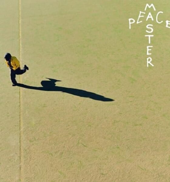 No EP Stupid kids, Master Peace mistura rock, dance e rap com ironia sobre IA, big techs, traumas e geração Z, citando Cure e Ramones.