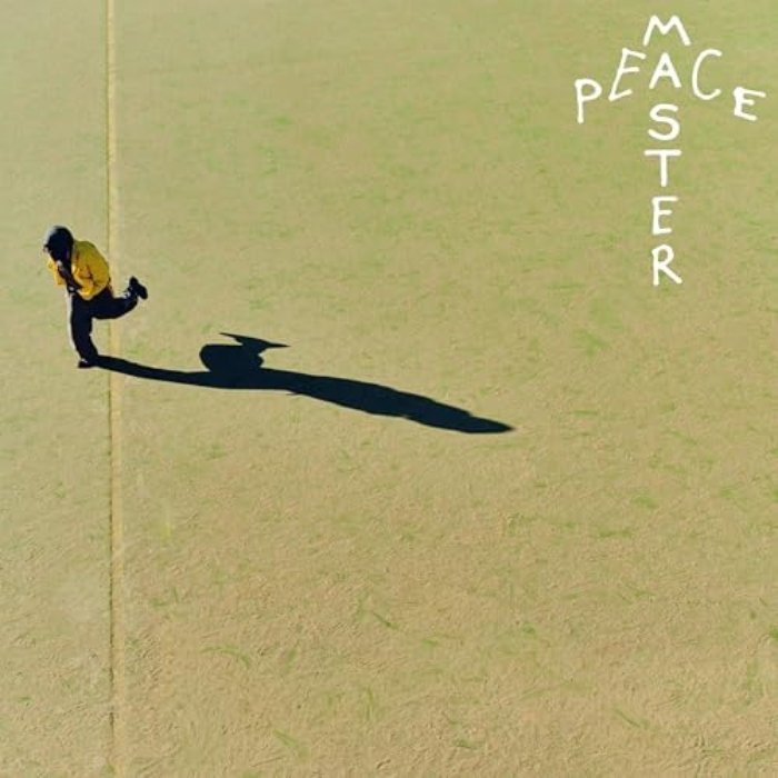 No EP Stupid kids, Master Peace mistura rock, dance e rap com ironia sobre IA, big techs, traumas e geração Z, citando Cure e Ramones.