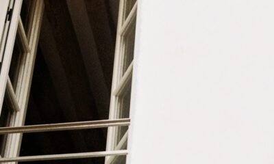 Something soft, do trio irlandês M(h)aol, mistura fragilidade e ruído em canções sobre machismo, medo e violência, com pós-punk tenso, microfonias e vocal intenso.